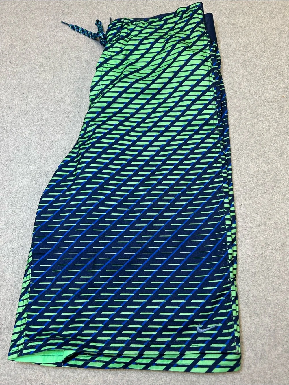 Nike Men’s Green and Navy Diagonal Stripe Swim Trunks Medium